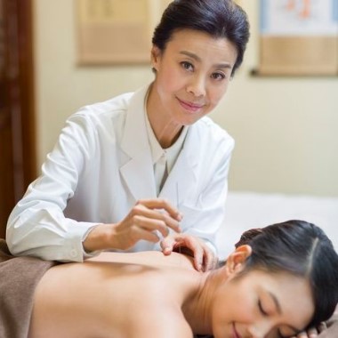 Tradicionális kínai orvosláson alapuló vizsgálat, konzultáció + akupunktúrás kezelés Dr. Zhang Wenru-tól