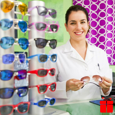 Nézz a fény felé! 100% UV szűrős, divatos dioptriás napszemüveg: Szemvizsgálat optometristától + Szemüveglencse kerettel (kb. 150 féléből választható!) + Tok, törlőkendő